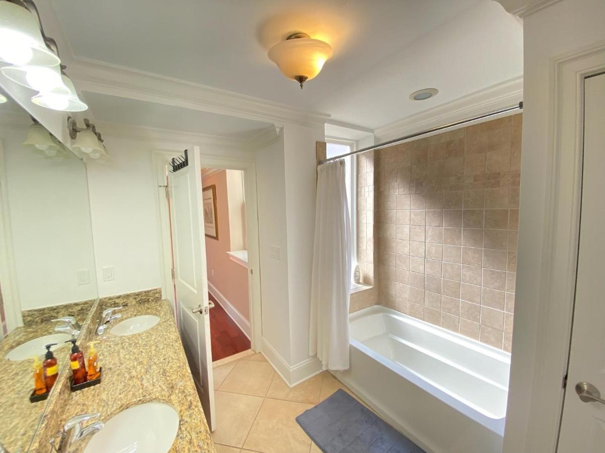 Classy Victorian Brownstone Subway Shopping Washington Extérieur photo